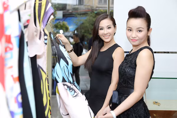 Hồi năm 2014, Hoa hậu Thu Hoài từng đưa 10 nữ nhân viên đến dự buổi ra mắt bộ sưu tập thời trang mới của NTK Công Trí và hào phóng tặng mỗi người một bộ.