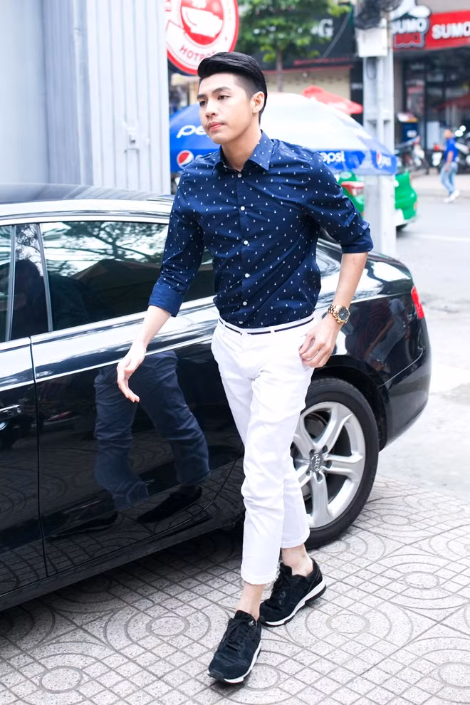 Xuất hiện tại các sự kiện, nam ca sĩ chọn phong cách đơn giản, năng động nhưng vẫn toát lên vẻ thanh lịch. Ảnh: Anh kết hợp giữa quần kaki cùng áo sơ mi tối màu có họa tiết tinh tế cùng giày thể thao.