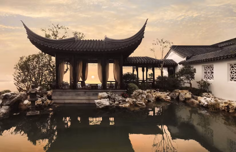 Dinh thự được thiết kế theo phong cách cung đình xưa với những căn nhà mái ngói, lầu vọng cảnh, hồ cá và vườn cây rộng như vườn thượng uyển của vua chúa.