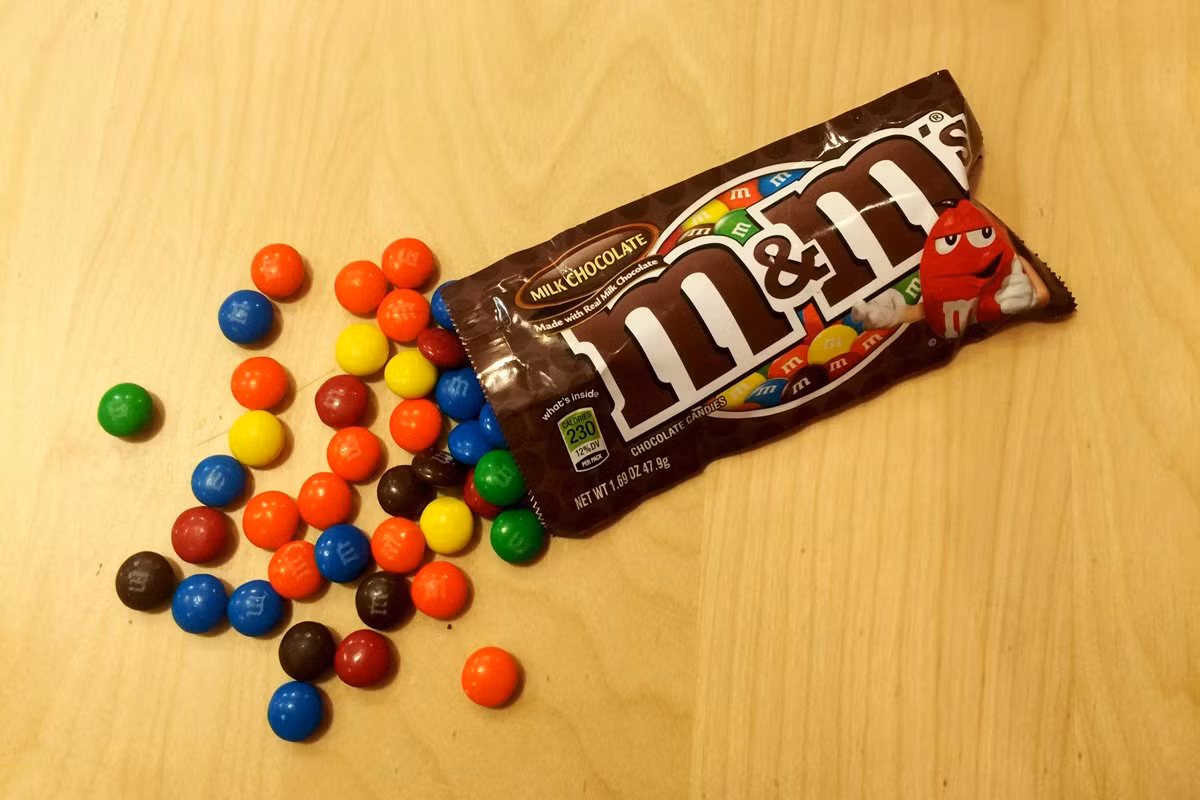 Nhà máy Hackettstown là nơi sản xuất các sản phẩm như sữa M&amp;M Chocolate Milk, M&amp;M Minis và các sản phẩm đậu phộng M&amp;M và loại kẹo M&amp;M với 21 màu sắc khác nhau.