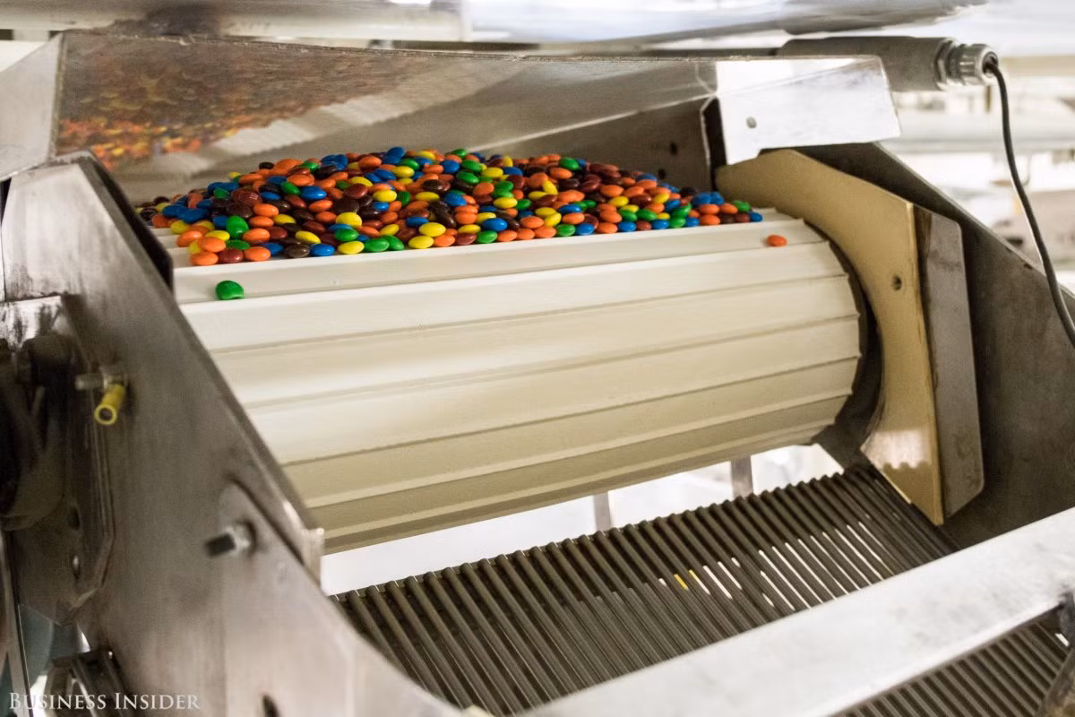 Hàng triệu viên kẹo socola M&amp;M được thực hiện ở nhà máy này mỗi ngày.