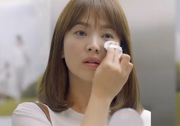 Ngoài son hai màu, sản phẩm phấn nước mà Song Hye Kyo sử dụng trong phim cũng được nhiều người tăm tia.