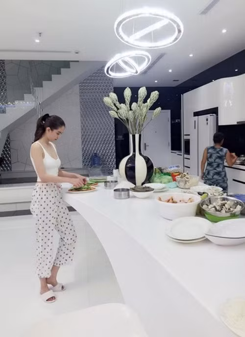 Căn nhà triệu đô mà Ngọc Trinh nằm trên tầng 33 của một khu chung cư cao cấp với thiết kế, nội thất vô cùng sang trọng.