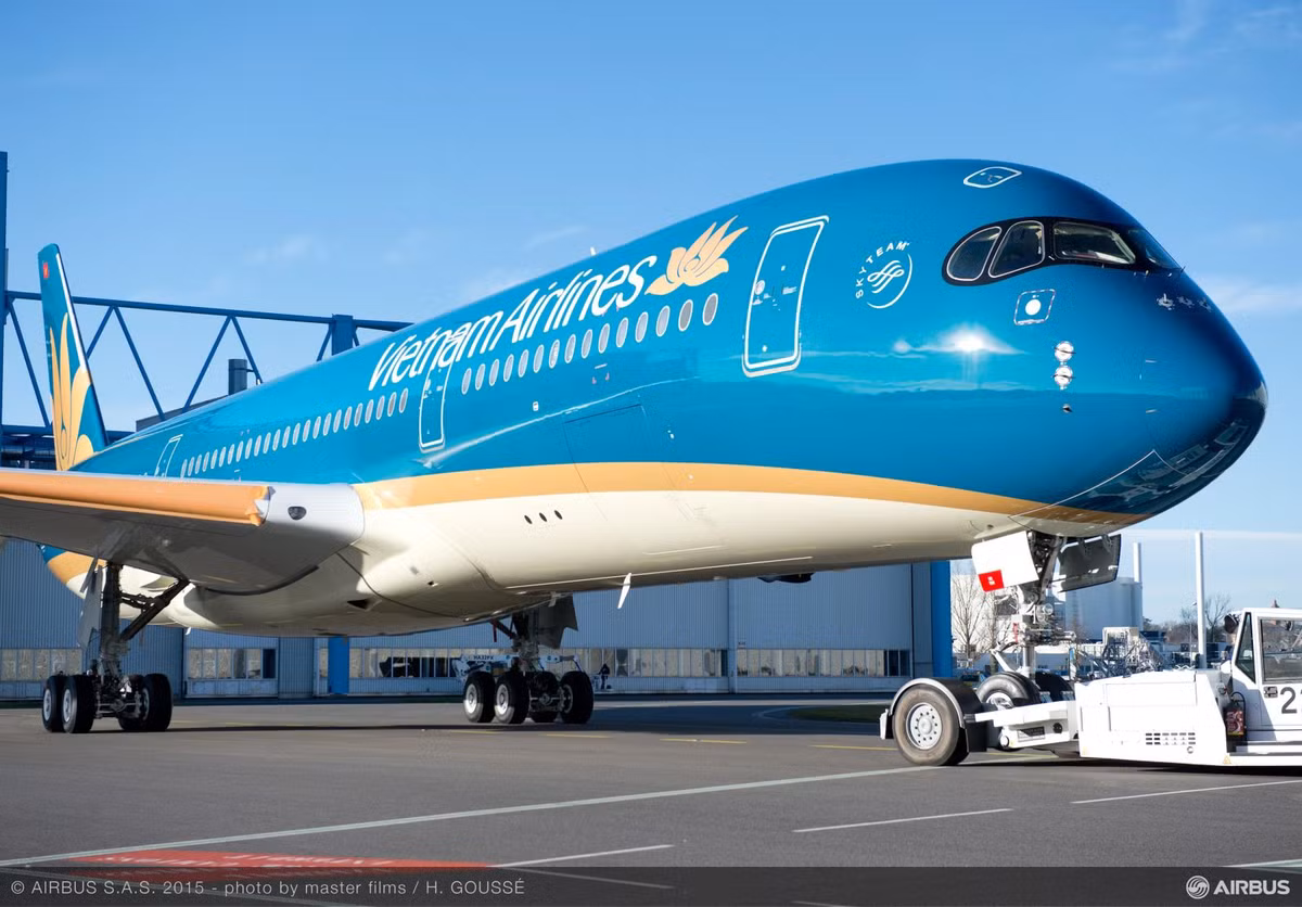 Hãng Vietnam Airlines đang khai thác 4 chiếc A350 trong tổng số 14 chiếc đã đặt mua, lần lượt giao hàng đến giữa 2019. Từ nay đến cuối năm 2016, Airbus sẽ tiếp tục giao thêm 02 chiếc A350-900 cho Vietnam Airlines.