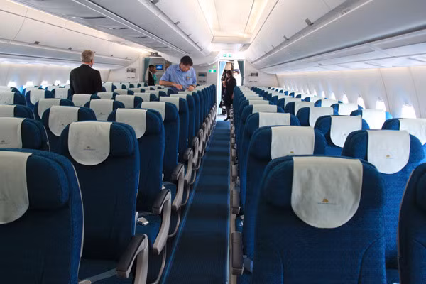 Những chiếc máy bay A350-900 XWB mà hãng Vietnam Airlines vừa đặt mua từ Airbus sẽ được thiết kế 305 khách ở ba hạng ghế gồm hạng Thương gia, hạng Phổ thông đặc biệt và hạng Phổ thông.