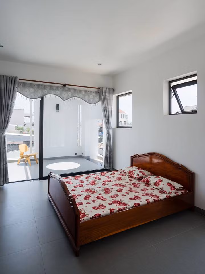 Ba phòng ngủ trong nhà đều được thiết kế để luôn chan hòa ánh sáng.