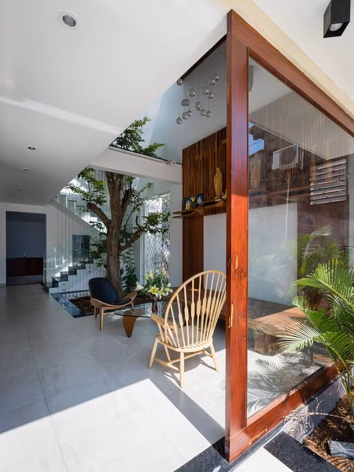 Công trình, do KTS Phạm Thái Công Hoàng thiết kế, gồm khoảng đất 97 m2 (9,7x10m) và thêm một mảnh đất nhỏ phía sau làm bếp.