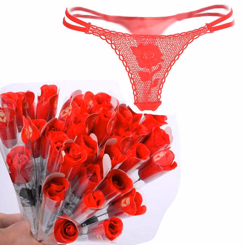 Dưới mỗi bông hoa được làm như thật là đài hoa xanh, cành và lá. Nhiều chị em lần đầu nhận món quà độc lạ này dễ bị “đánh lừa” là hoa làm thủ công bằng vải. Với giá không quá đắt 60.000 đồng/bông hoa, món quà này còn thường rơi vào tình trạng “cháy” hàng dịp đặc biệt như Ngày lễ Tình nhân, Quốc tế Phụ nữ.