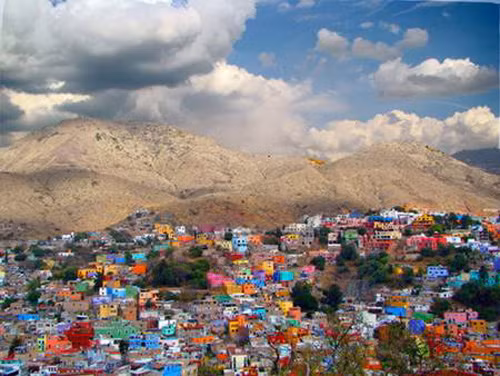 Trên thế giới cũng có rất nhiều ngôi làng màu mè giống làng Kim Long. Tiêu biểu là thành phố Guanajuato (Mexico).