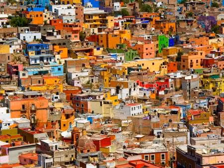 Nằm nép mình nơi ngọn núi Sierra de Guanajuato là thành phố xinh đẹp Guanajuato được xây dựng vào năm 1554 ngay cạnh khu vực mỏ bạc giàu có nhất của đất nước Mexico.