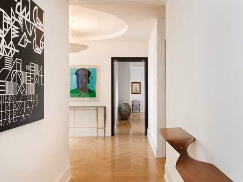  Căn penthouse giá nghìn tỷ đang rao bán thuộc tòa nhà Walker tọa lạc tại 212 West 18th Street ở Chelsea (Mỹ) và hiện thuộc sở hữu của ông trùm khách sạn Neil Moffitt, Giám đốc điều hành của Hakkasan Group. Khi Neil Moffitt mua căn penthouse vào năm 2014 với giá 50,9 triệu USD, đây là căn hộ đắt nhất trung tâm Manhattan được bán trong lịch sử.