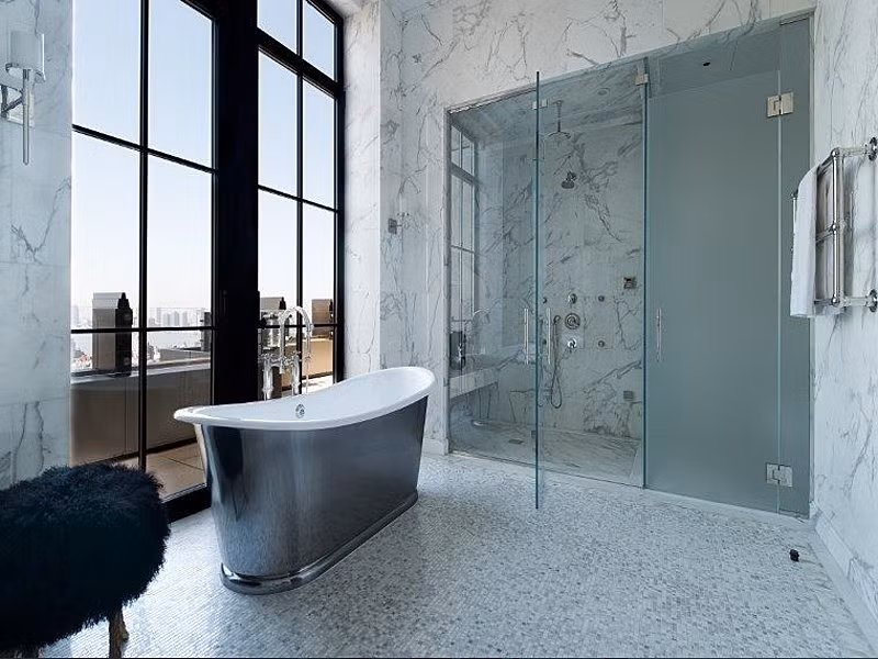 Căn penthouse triệu đô này có dủ 5 phòng tắm sang trọng view đẹp.
