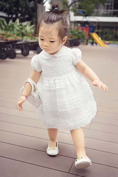 Bé Sol được mẹ đầu tư kỹ về phong cách ăn mặc mỗi khi xuống phố.