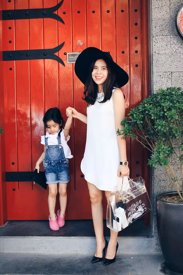 Bé sở hữu phong cách thời trang rất đa dạng và có mái tóc xoăn xinh yêu như búp bê.