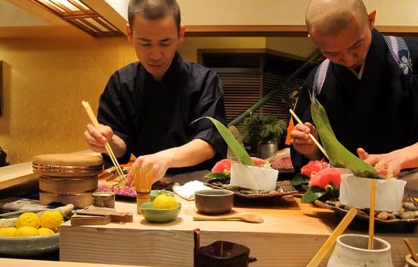 10. Urasawa, Beverly Hills, California (Mỹ), (790 USD/2 người, 30 món): Đầu bếp chính của nhà hàng Urasawa là ông Hiroyuki Urasawa, nổi tiếng với các món sushi tuyệt vời. Các món được yêu thích ở nhà hàng này gồm tôm hùm, sò điệp và gan ngỗng tươi.