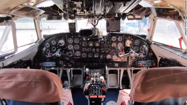Khoang lái "già nua" của Antonov An-24.