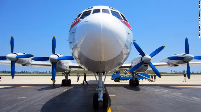 Hầu hết dàn máy bay chở khách thuộc hãng hàng không Air Koryo của Triều Tiên khá tồi tàn và lạc hậu, đa phần được mua từ thời Liên Xô cũ. Trong hình là chiếc Ilyushin Il-18.