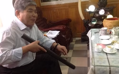 Mới gặp ông Lê Thanh Thản, ít ai nghĩ trước mặt mình là đại gia cỡ bự. Không đồ hiệu, chân lúc nào cũng xỏ dép xăng-đan, trông ông bình dân như một nông dân chính hiệu với kiểu cười xuê xoa.