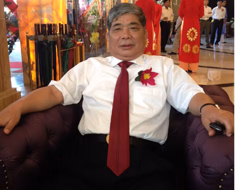 Ông Thản được coi là một trong những đại gia "lạ" của Việt Nam. Dù được gắn mác đại gia nhưng điều khiến mọi người nhớ tới ông nhất là phong thái giản dị, gần gũi.