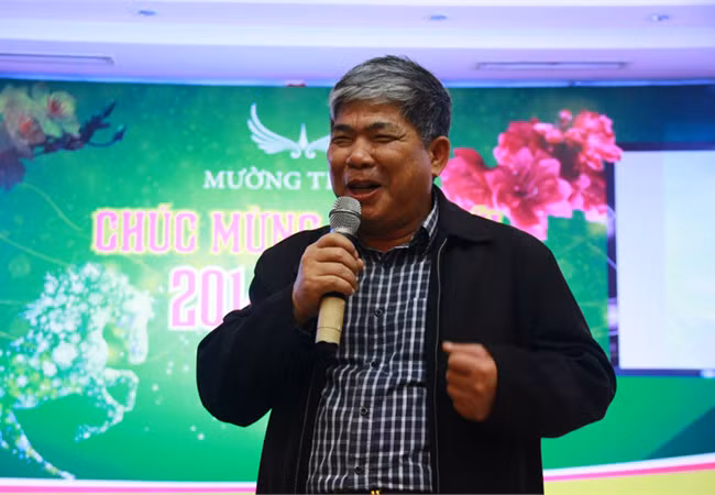 Văn phòng nơi ông ngồi làm việc chỉ rộng 20m2, đồ đạc giản dị. Một bộ ấm chén, một bình chè tươi, cánh cửa lúc nào cũng rộng mở và khách là bất cứ ai đến sàn, không cần hẹn trước.