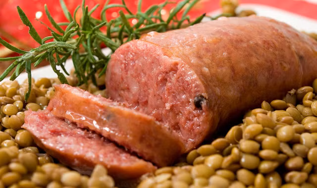 Italy: Trong đêm giao thừa, người Italy sẽ cùng nhau thưởng thức món Cotechino con lenticchie (xúc xích với đậu lăng). Những hạt đậu là biểu tượng của sự no đủ, may mắn trong dịp năm mới.