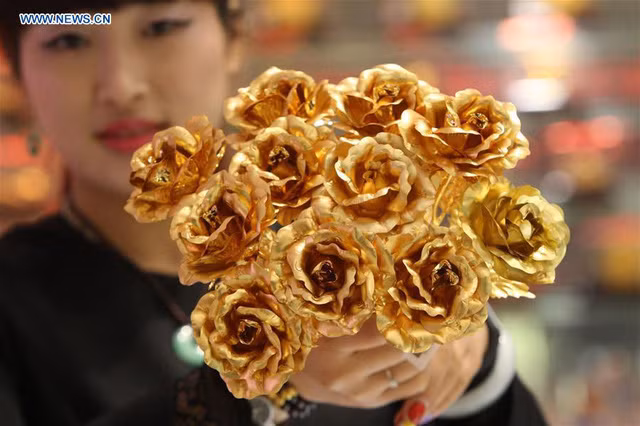 Ngoài hoa tiền giấy, còn có hoa hồng bằng vàng đặc biệt cho dịp lễ Valentine.