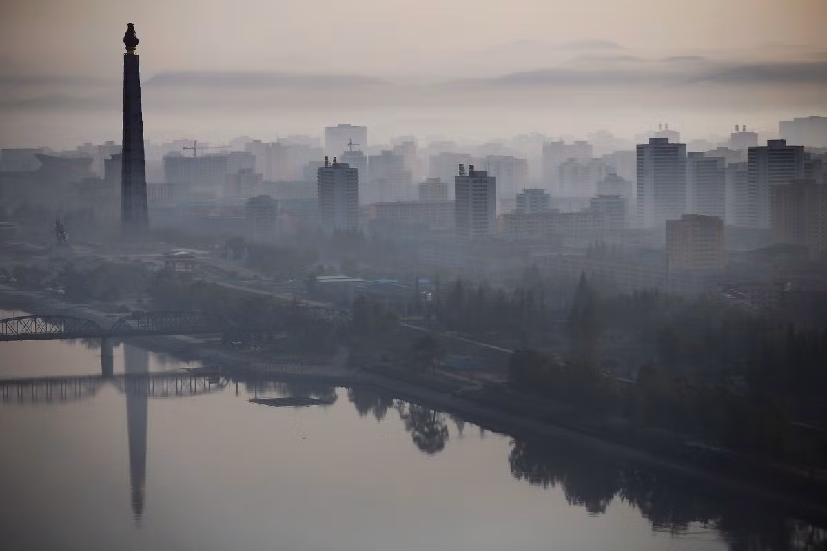 Ở phía bên kia của thành phố, Tháp Juche cao 170 m nằm cạnh dòng sông Taedong.