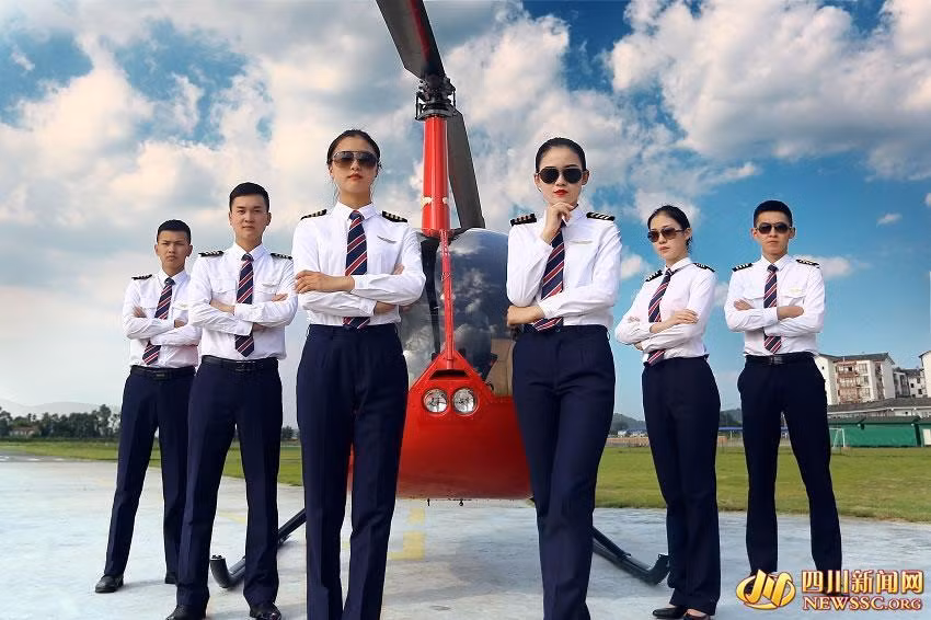Cùng với bộ ảnh cực chất về dàn phi công đẹp trai, xinh gái tương lai, trường ĐH Hàng không dân dụng ở Tây Nam Tứ Xuyên còn giới thiệu khóa đào tạo phi công lái trực thăng mới.