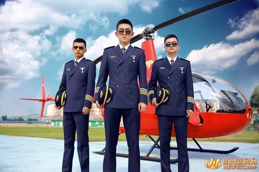 Những nam phi công trực thăng tương lai trông khá điển trai và ngầu.
