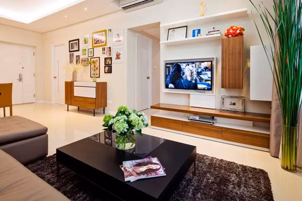 Để hạn chế sự ngột ngạt và gò bó trong không gian sinh hoạt, Thái Hà đã quyết định đập bỏ các mảng tường và thay vào đó là các lớp kính trong suốt, khiến cho căn nhà thêm phần rộng rãi và thoáng đãng.