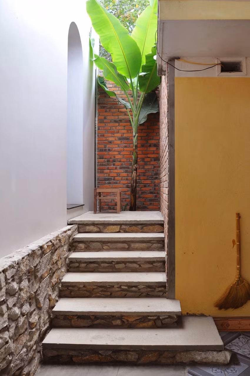 Sàn nhà được nâng lên cao để có thể chịu được sức lũ lên đến 1,5m.