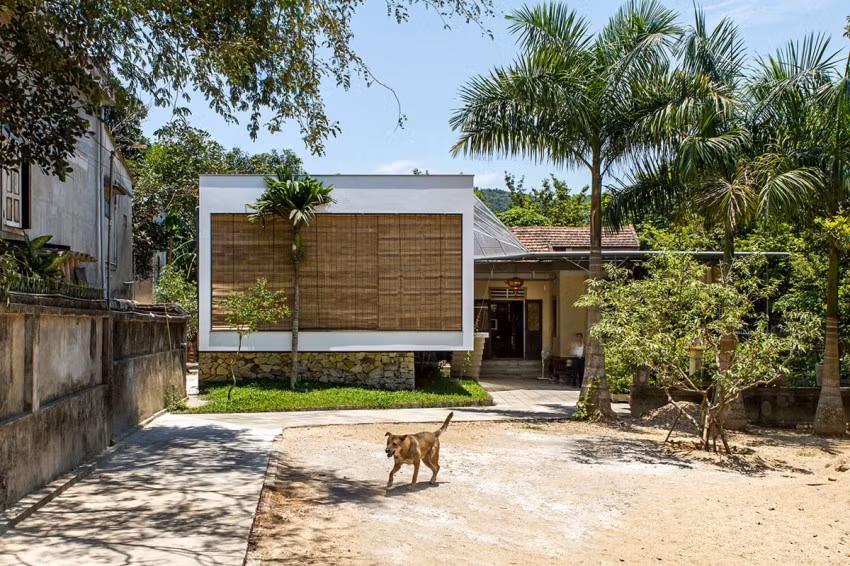 Căn nhà có tên "The Shelter" nằm ở một vùng đất thấp, hàng năm bị ngập lụt tại Nghệ An.
