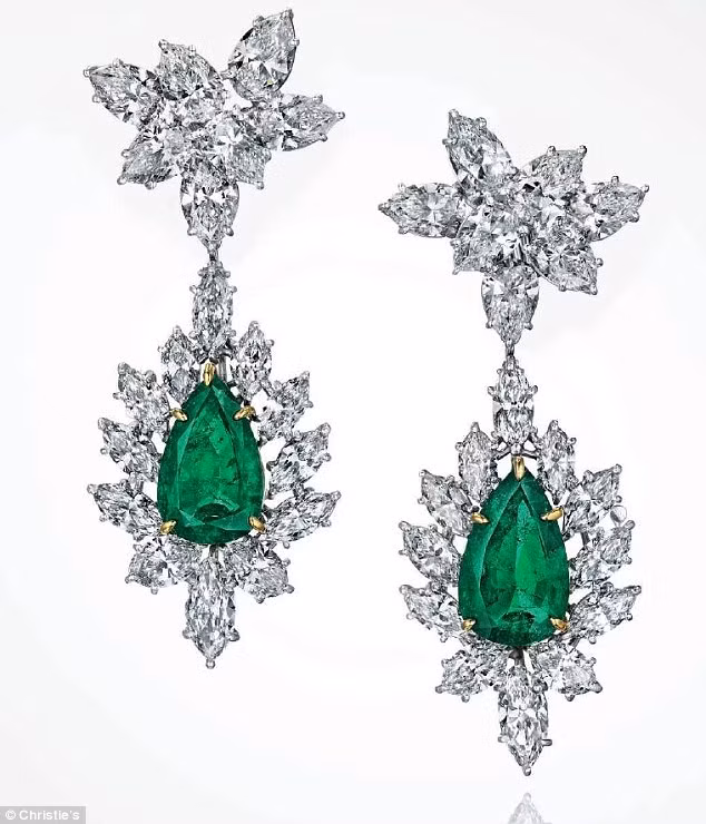 Đôi bông tai kim cương đính ngọc lục bảo có tên Harry Winston dự kiến có giá khoảng 50.000 - 70.000 USD.