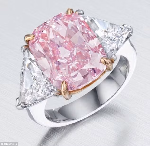 Đây là chiếc nhẫn kim cương màu hồng-tím Fancy Intense 10,07 carat có giá bán dự kiến lên đến 12 triệu USD.
