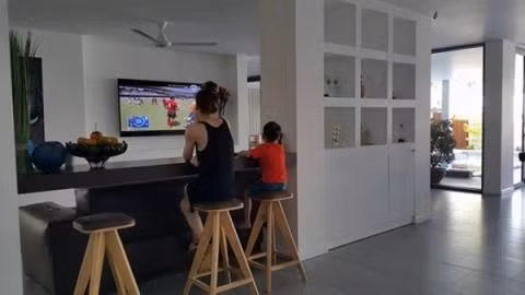 Nữ ca sĩ Hồ Ngọc Hà xem phim cùng con trai Subeo.