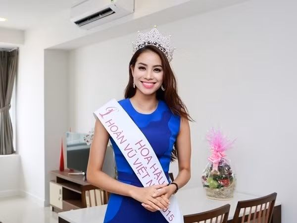 Theo chia sẻ trước đó của Phạm Hương, các gian phòng được bày trí theo đúng sở thích và mong muốn của Tân Hoa hậu Hoàn vũ 2015. Cô cũng mua thêm một số nội thất trang trí phòng ngủ tạo không gian nghỉ ngơi ấm cúng.