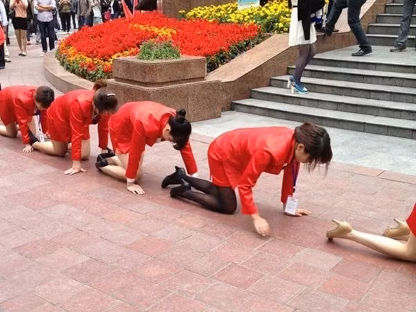  Bắt các nhân viên bò trên nền đất vì doanh thu đi xuống: Các nhân viên công ty mỹ phẩm ở Trung Quốc phải bò trên nền trước sự chứng kiến của rất đông người qua lại. Sự việc xảy ra sáng 2/5/2013 tại một trung tâm thương mại ở Trùng Khánh, phía Tây Nam Trung Quốc.