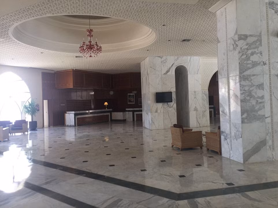 Hình chụp lúc trước vụ xả súng kiến 39 người thiệt mạng, khách sạn khá sang trọng và thu hút nhiều du khách.