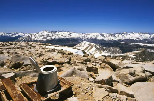 Hòa mình vào thiên nhiên một cách văn minh trên núi Whitney Throne, California, Mỹ.
