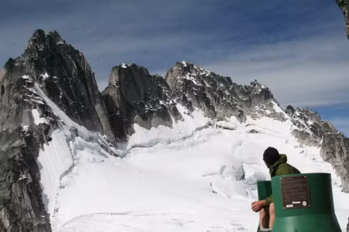 Du khách mải mê ngắm núi khi dùng nhà vệ sinh di động ở Bugaboos, Canada.