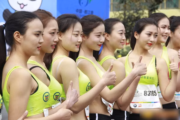 Các nữ tiếp viên cho biết, hàng ngày họ đều phải đi giày cao gót mỗi khi lên lớp, thế nên việc chạy marathon trên đôi giày này đối với họ cũng không quá khó khăn.
