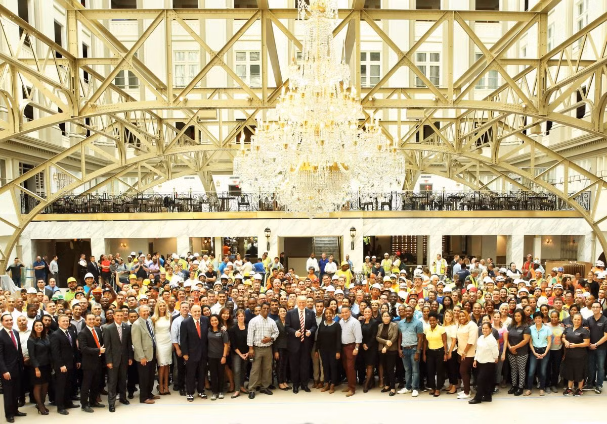 Tỷ phú Donald Trump vừa khai trương khách sạn Trump International Hotel, nằm gần Nhà Trắng, sau 2 năm tu sửa với tổng chi phí 200 triệu USD.