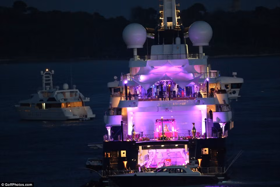 Tại cảng Port de Cannes, chúng ta có thể nhìn thấy rất nhiều siêu du thuyền nhưng du thuyền Octopus của ông Allen vẫn là một trong những du thuyền lớn nhất và dễ nhận biết nhất trong số đó.