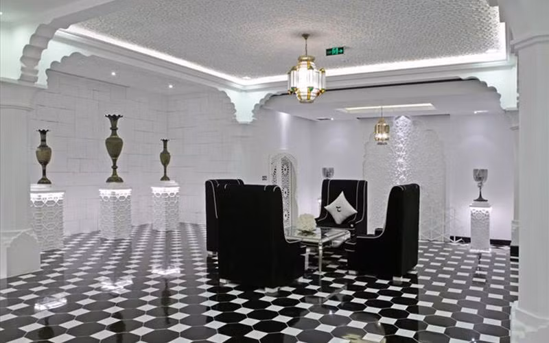 TajmaSago cung cấp những dịch vụ đẳng cấp như rạp chiếu phim 3D, thư viện, spa và phòng gym với trang thiết bị hiện đại. Ngoài ra, nơi đây còn có dịch vụ đưa đón khách bằng xe Rolls Royce sang trọng cao cấp.