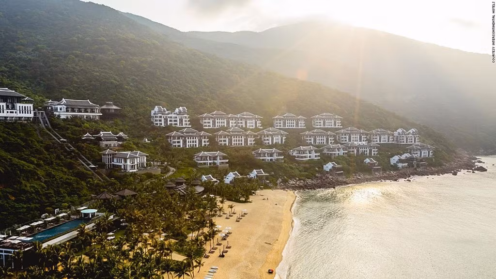InterContinental Danang Sun Peninsula ở Đà Nẵng, Việt Nam: Mọi góc của khu nghỉ dưỡng bãi biển hạng sang này đều đáng để chụp ảnh, từ nhà hàng nhô ra trên vách núi tới bể bơi vô cực nhìn ra resort và bán đảo Sơn Trà.