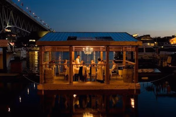 Nhà hàng C Restaurant (Vancouver, Canada): Nhà hàng C Restaurant được xây dựng trên một trụ nền gồm khoảng 1700 chai nhựa. Dù từng khá nổi tiếng và thu hút đông đảo thực khách nhưng nhà hàng đã phải đóng cửa vào năm 2014 sau khi được mua bởi tập đoàn VIAGGIO Hospitality.