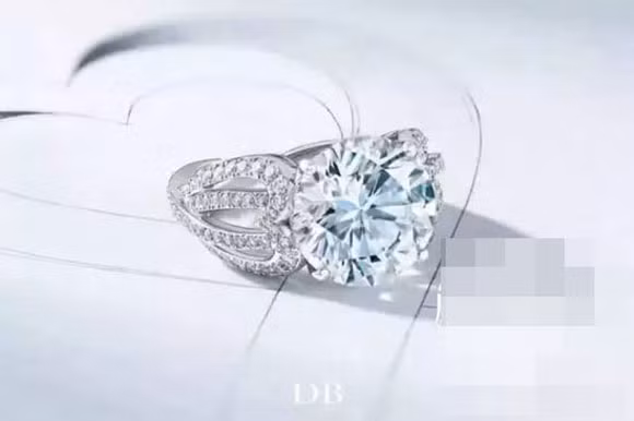 Trong lễ cưới hôm qua (20/3), chiếc nhẫn đính hôn đắt giá của Lưu Thi Thi cũng được hé lộ. Chiếc nhẫn thuộc thương hiệu DE BEERs của Anh mang tên Infinity Heart, đính viên kim cương 5,02 carat, do chính Ngô Kỳ Long đặc biệt ủy thác cho nhãn hiệu trên thiết kế. Ảnh: DE BEERs.