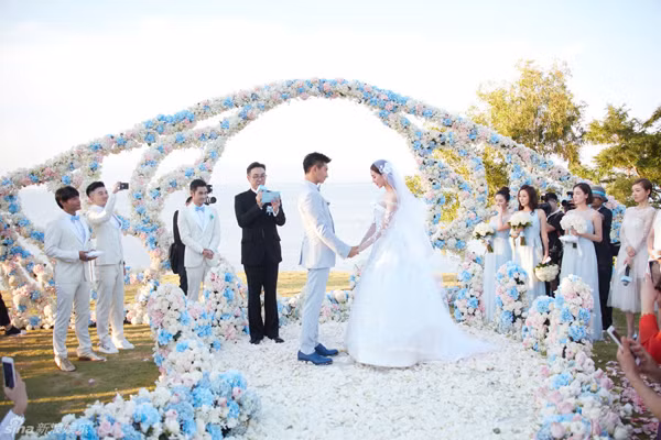 Với phần ren thiết kế vô cùng tinh xảo, chiếc váy đã làm nổi bật lên vóc dáng hoàn hảo cũng như gương mặt đẹp như thiên thần của Lưu Thi Thi. Ảnh: Sina.