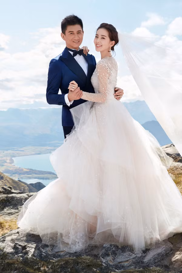 Bộ váy cưới đến từ bộ sưu tập váy cưới mùa xuân 2016 của thương hiệu Monique Lhuillier. Ảnh: Ifeng.