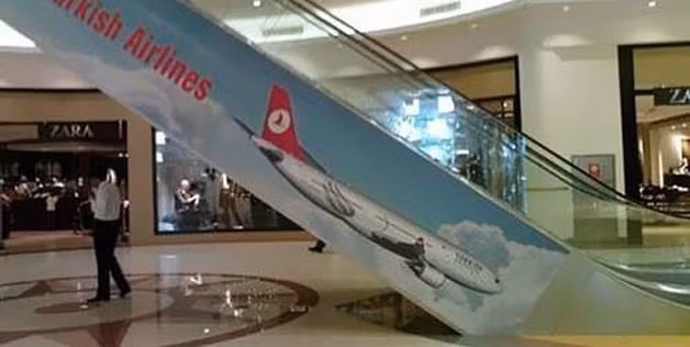 Máy bay như lao thẳng xuống đất khi đặt tại rìa thang máy.